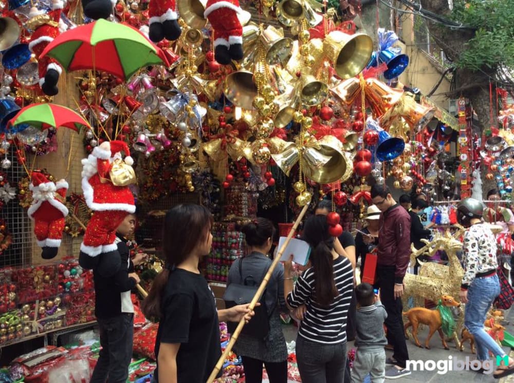 Hang Ma Street is crowded on Christmas
