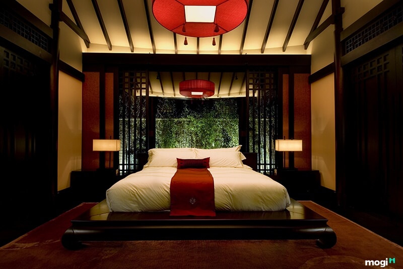 Những gam màu ấm và chất liệu gỗ là nét đặc trưng trong phong cách nội thất Á Đông