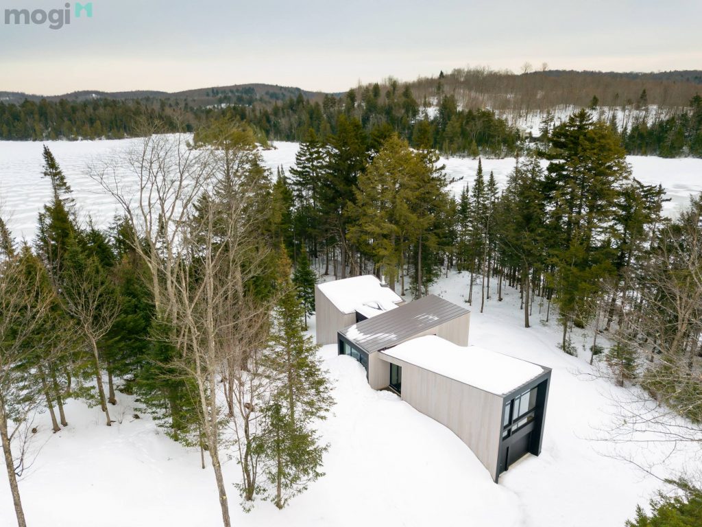 Ngôi nhà được thiết kế bẵng gỗ tuyết tùng, nằm ở dãy núi Laurentian (Quebec – Canada).