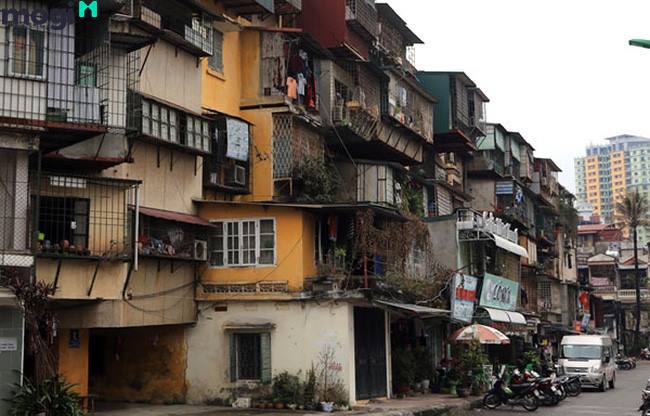 Nhiều chung cư cũ ở Hà Nội xuống cấp trầm trọng.