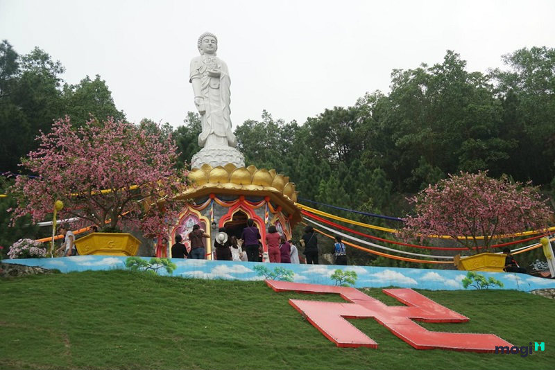thăm chùa Ba Vàng tỉnh quảng ninh
