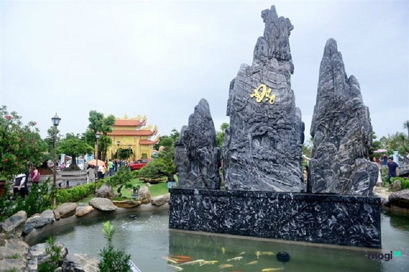 nhờ thờ Tổ của Hoài Linh