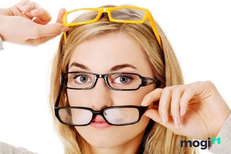 Đeo kính đúng chỉ định, khám mắt định kỳ để hạn chế chứng giật mắt. 