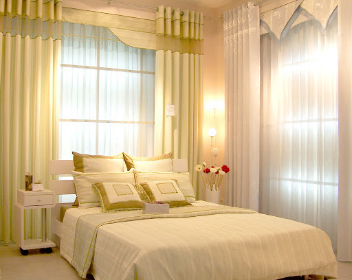 Hãy chọn rèm cửa sáng màu để trang trí phòng ngủ nhỏ