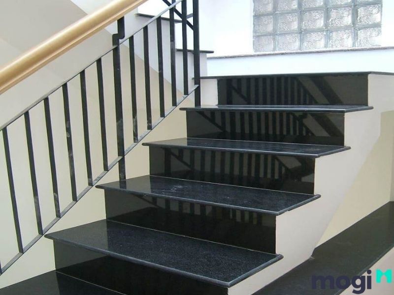 Đá granite kim sa đen dùng làm cầu thang 