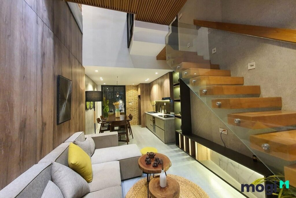 Sử dụng đa phần là nội thất gỗ, thiết kế trang trí phòng khách nhỏ này ấm áp và gần gũi với thiên nhiên.