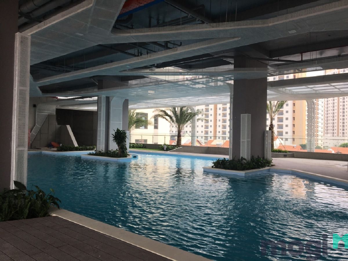 Hồ bơi tràn bờ được bố trí tại tầng 4 của dự án là một nơi dành cho các cư dân thư giãn.