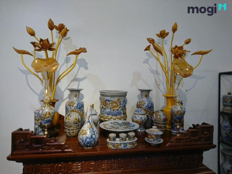 Mẫu cắm hoa sen gỗ trên bàn thờ