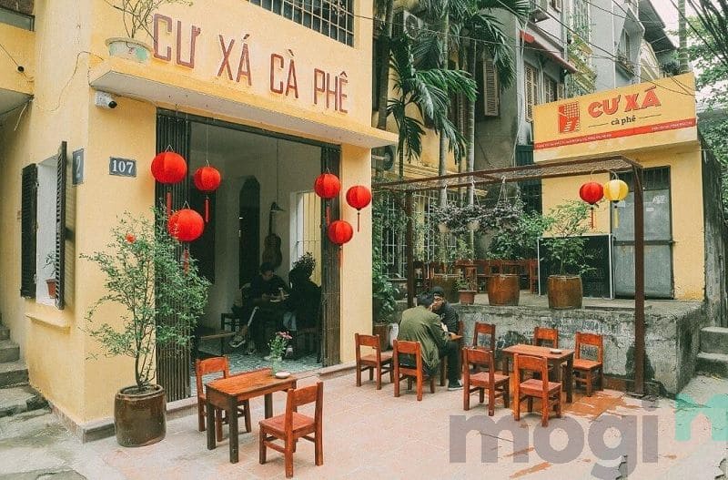 Nội thất khi thiết kế quán kiểu này thường sử dụng ghế bệt hoặc ghế gỗ.