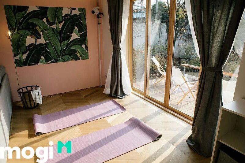 Phòng tập Yoga với không gian thoáng đãng, ngập tràn ánh nắng