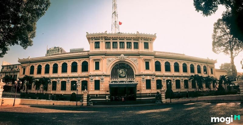 Bưu điện Thành Phố Hồ Chí Minh được thực dân Pháp xây dựng.