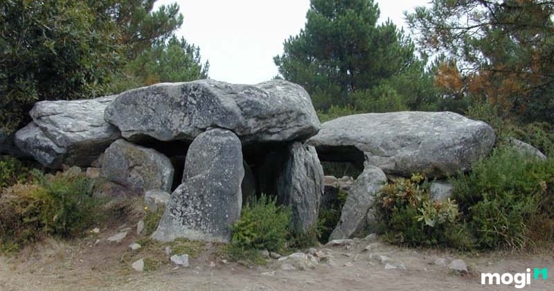 Đến thời kỳ đồ đá, các kiến trúc xây dựng bằng đá đã được hình thành.