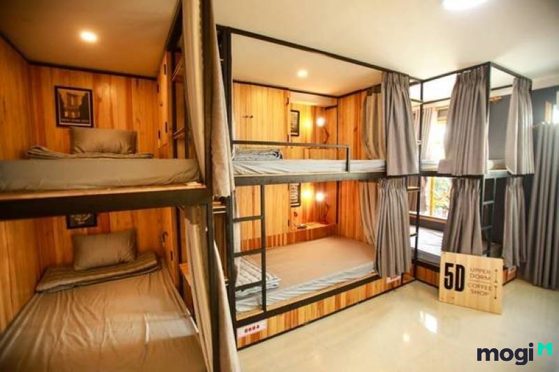 Du khách đến hostel ngủ bằng giường tầng