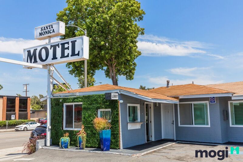 Hotel thường đi kèm nhà hàng, bể bơi... là điều mà motel không có
