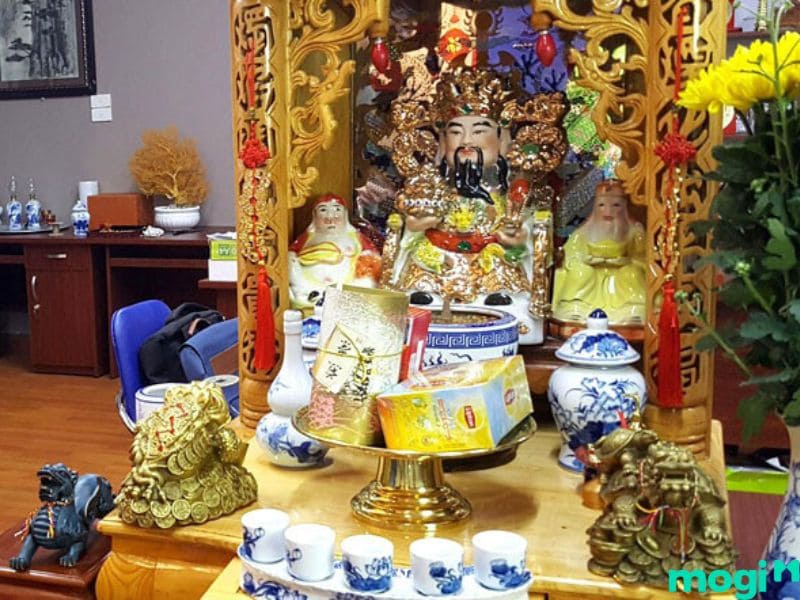 Kim Thiền đặt tại bàn thờ Ông Địa - Thần Tài