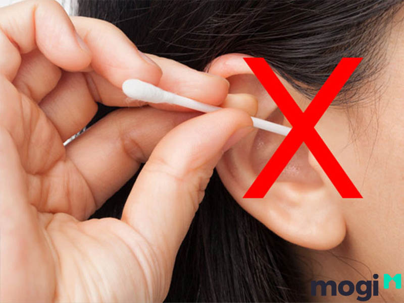 Không nên người sử dụng tăm bông dọn dẹp vệ sinh tai