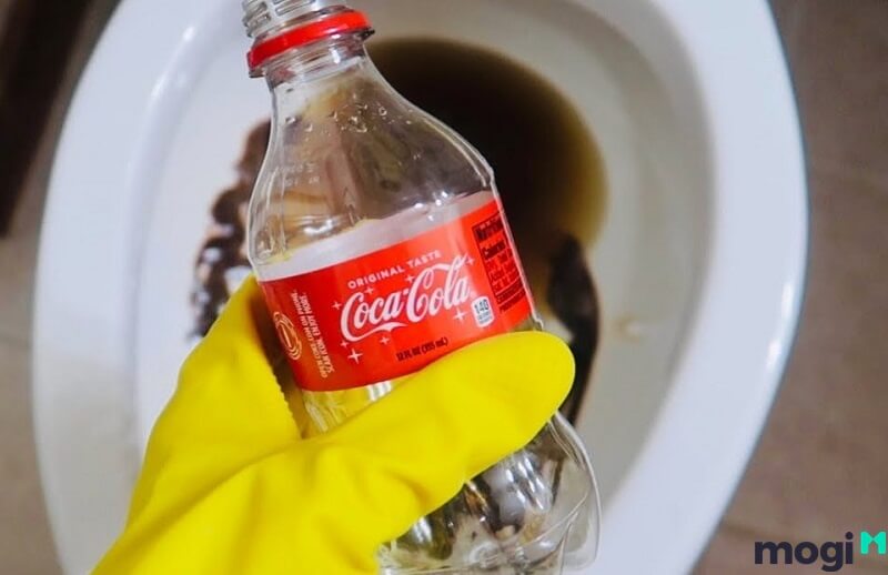 Sử dụng Coca Cola thông cống nghẹt tại nhà
