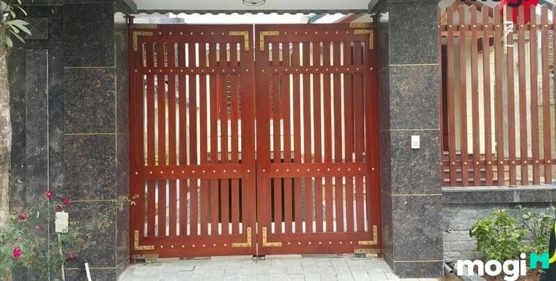 Màu sơn cửa sắt đẹp: màu gỗ
