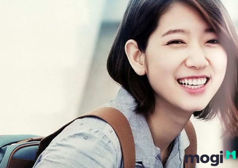 Diễn viên Hàn Quốc Park-Shin-Hye sở hữu nét cằm chẻ cùng nụ cười hút mắt