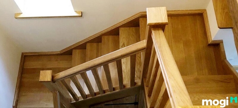 Một mẫu cầu thang gỗ vuông với sự kết hợp kính lan can tạo nên sự hiện đại cho ngôi nhà.