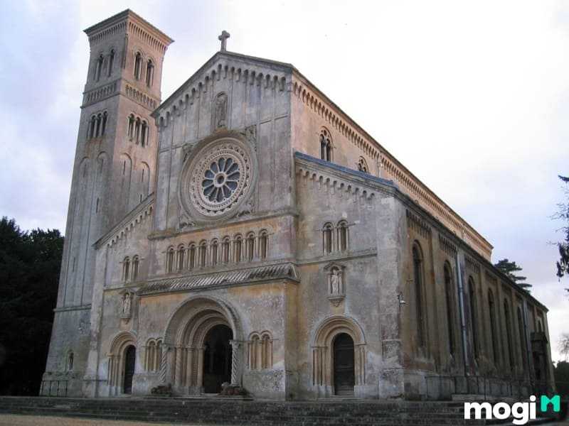 Nhà thờ là công trình thể hiện rõ nhất lối kiến trúc Roman