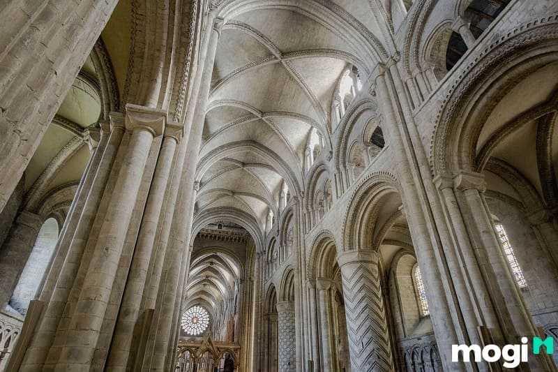 Cột trong kiến trúc Romanesque thường là những cột được xây nguyên khối