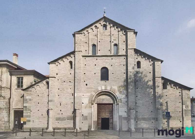 Đến thế kỷ XI, XII thì kiến trúc Romanesque ra đời