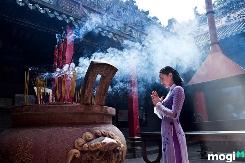 Trong Tết Hạ Nguyên thường đi chùa dâng hương
