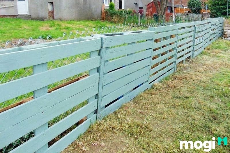 Hàng rào từ Pallet được sơn màu xanh bắt mắt