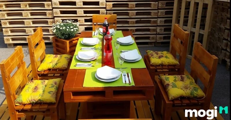 Kiểu bàn ăn từ gỗ Pallet đang là xu hướng décor được rất nhiều gia đình trẻ yêu thích