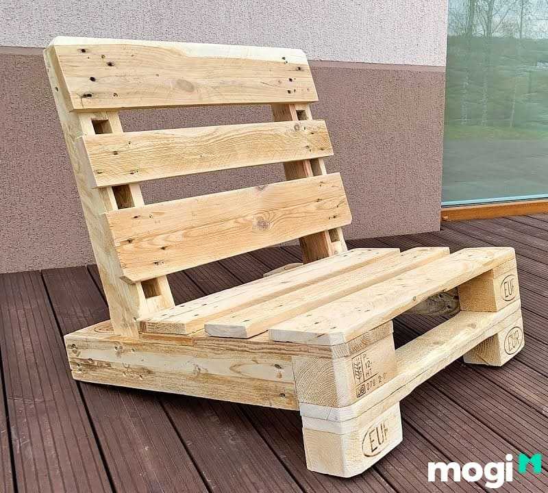 Một mẫu ghế tựa lưng làm từ gỗ Pallet