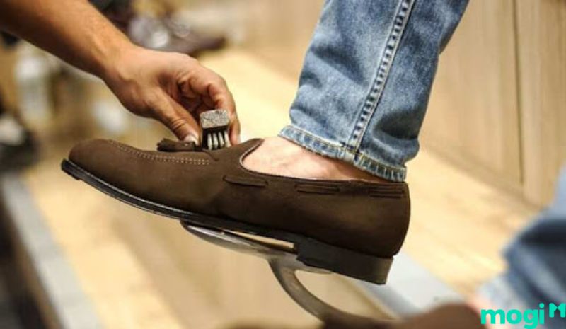 Cách vệ sinh giày da lộn theo khuyến cáo là không nên giặt trực tiếp bằng nước
