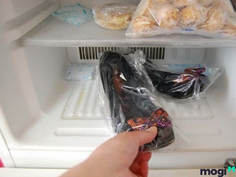 Cách khử mùi hôi giày: Bỏ giày vào tủ lạnh