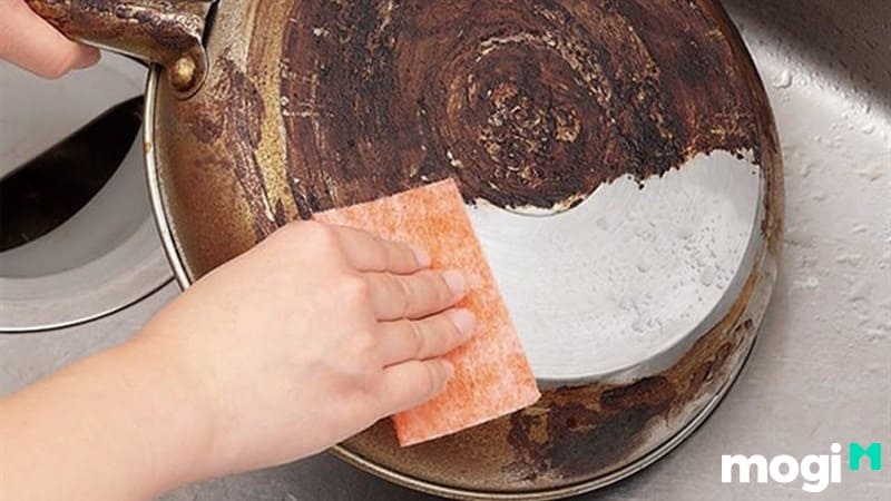Cách sử dụng baking soda tẩy rửa xoong nồi cũng rất đơn giản