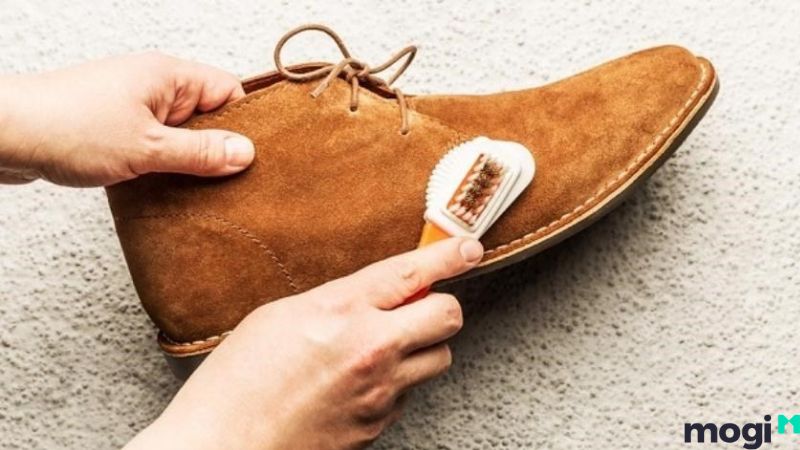 Cách vệ sinh giày da lộn bằng bàn chải