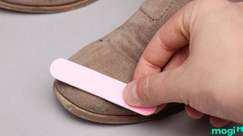 Cách vệ sinh giày da lộn bằng dũa móng tay