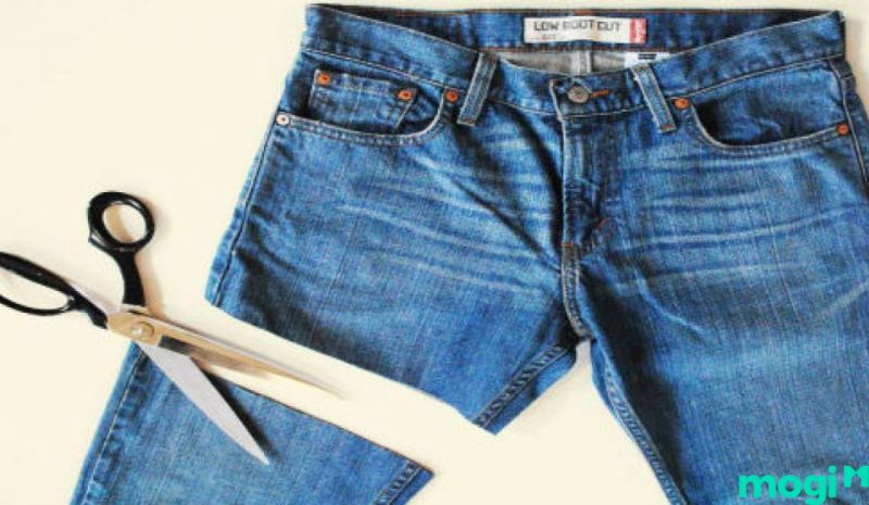 Đầu tiên bạn sẽ phải cắt ống quần Jean cũ