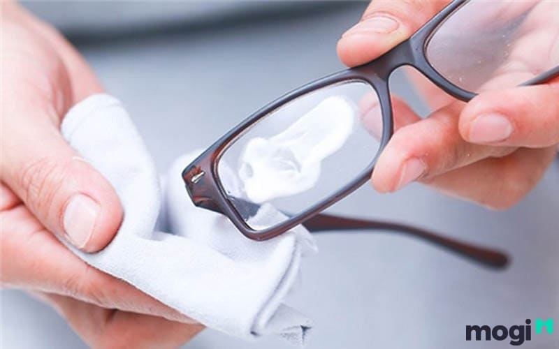 Vệ sinh kính cận thường xuyên để bảo quản kính được tốt hơn