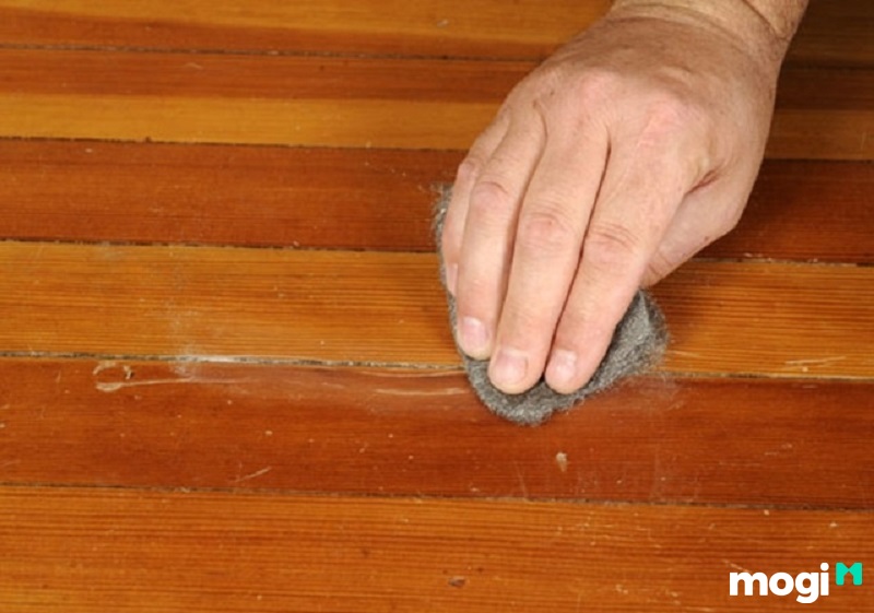 Cách tẩy sơn trên gỗ - dùng giấy chà nhám
