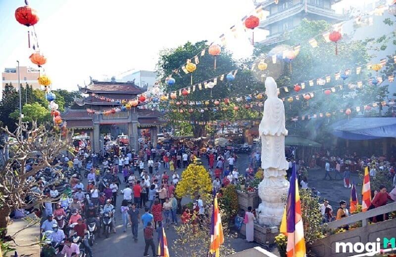 Vào dịp Tết Nguyên Tiêu tức 14 - 15 tháng Giêng âm lịch, người ta thường đi lễ chùa, làm việc thiện.