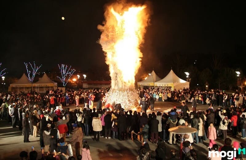 Tết Nguyên Tiêu tại Hàn Quốc có lễ hội lửa ấm cúng.