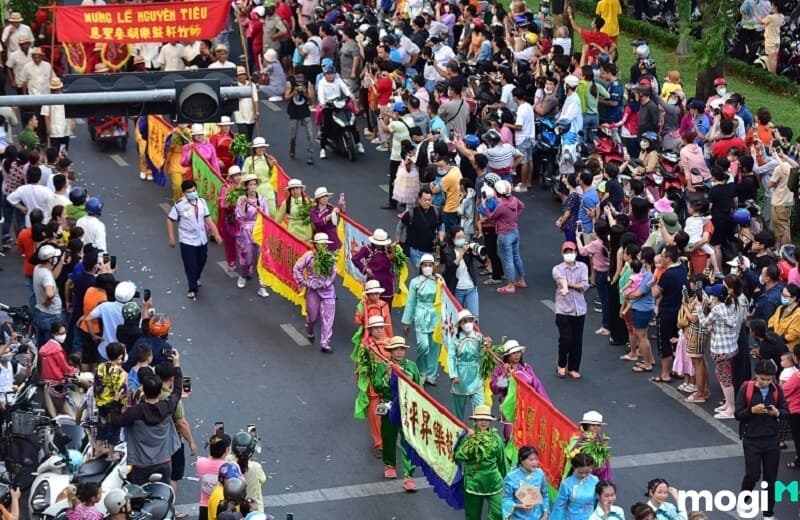 Tết Nguyên Tiêu của người Hoa múa lân sôi động.