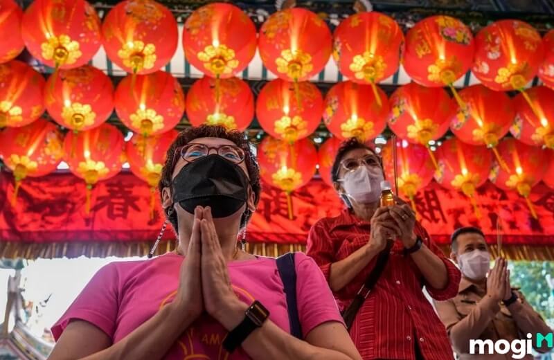 Tết Nguyên Tiêu tại Trung Quốc đèn lồng treo rực rỡ.