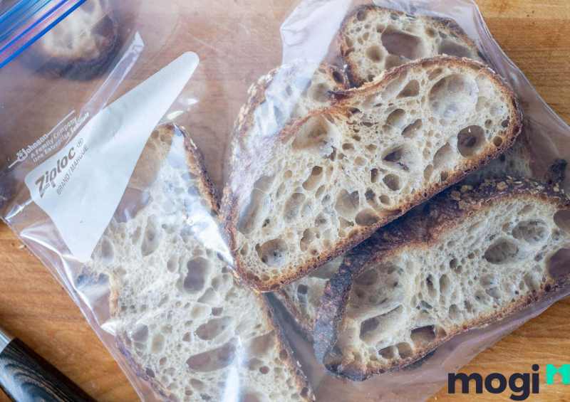 Cách bảo quản bánh mì bằng túi zip hoặc giấy bạc