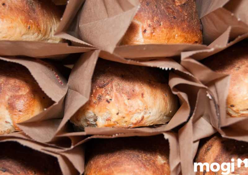 Cách bảo quản bánh mì bằng túi giấy hoặc giấy báo