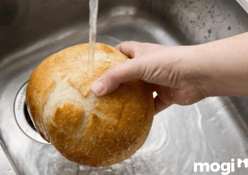Cách bảo quản bánh mì bằng nước và than hồng