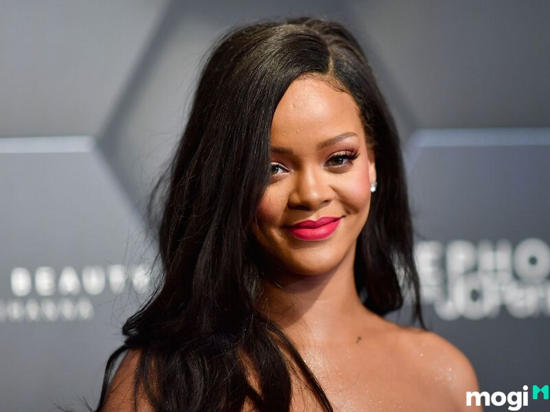 Biểu tượng thời trang - ca sĩ Rihanna với mái tóc đen dài che khuyết điểm.