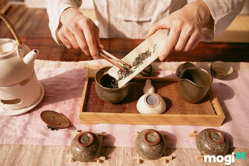 Thiền sư Sen no Rikyu đã chuyển nghi thức trà đạo thành thói quen bình dị hàng ngày
