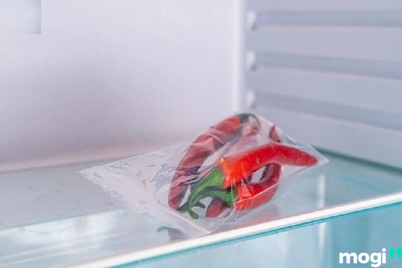 Nhiệt độ bảo quản ớt tươi lý tưởng là trong ngăn mát tủ lạnh.