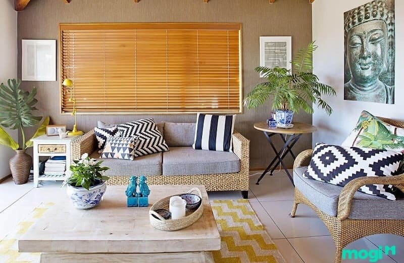 Gỗ dùng làm vách ngăn trang trí và ghế sofa trong phong cách Tropical
